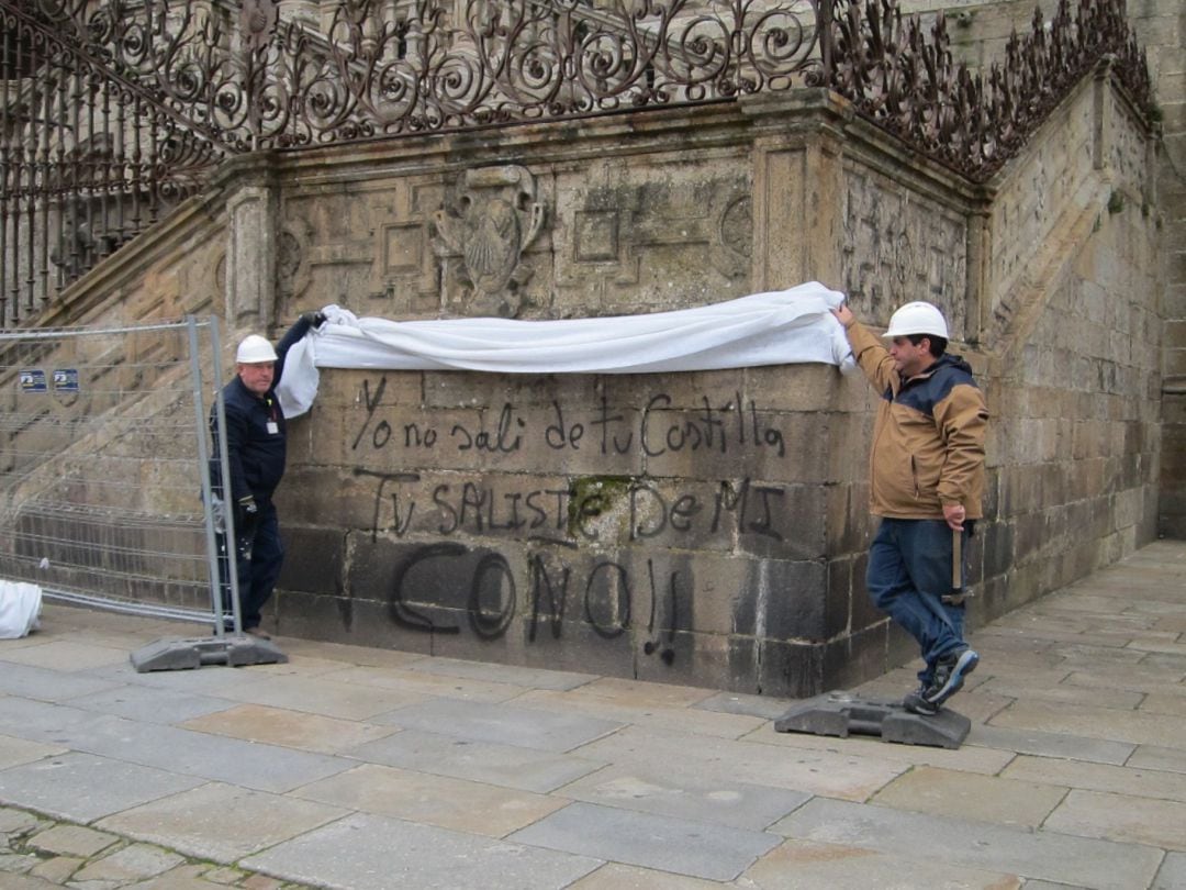 Una de las pintadas en la fachada de la Catedral de Santiago