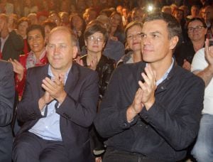 GRA630. Santiago de Compostela, 23/09/2016.- El secretario general del PSOE, Pedro Sánchez (d), y el candidato socialista a la Xunta de Galicia, Xoaquín Fernandez Leiceaga (c), durante el acto de cierre de campaña que los socialistas han celebrado esta no