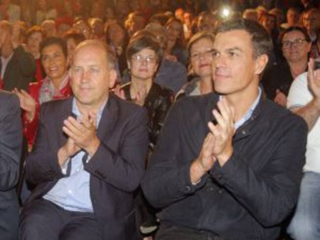 GRA630. Santiago de Compostela, 23/09/2016.- El secretario general del PSOE, Pedro Sánchez (d), y el candidato socialista a la Xunta de Galicia, Xoaquín Fernandez Leiceaga (c), durante el acto de cierre de campaña que los socialistas han celebrado esta no