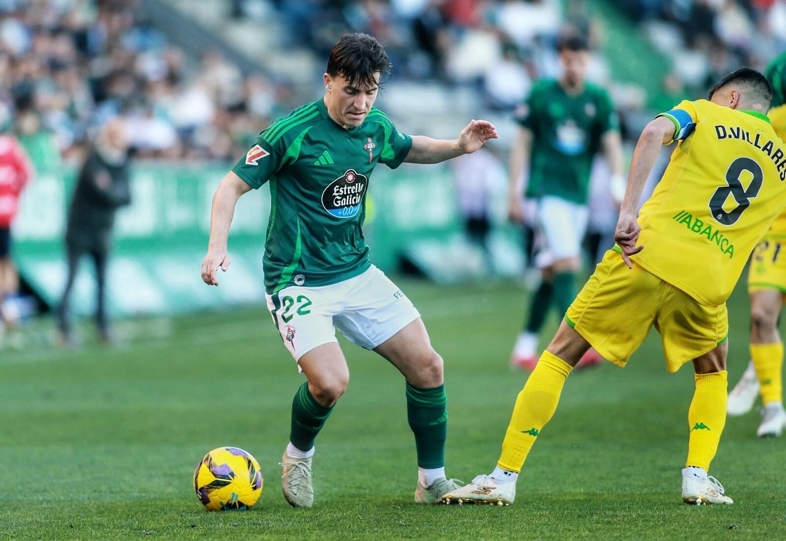 Aitor Buñuel conduce el esférico en una acción del Racing-Deportivo en A Malata (foto: Mariño / Cadena SER)