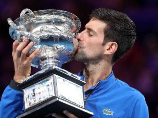 Djokovic besa el trofeo de campeón del Open de Australia.