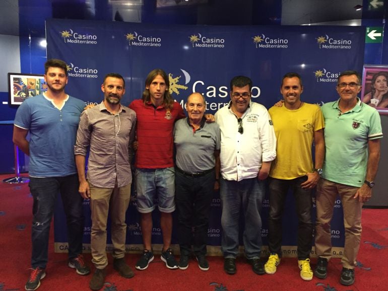 Los miembros del Sanedrin junto al jugador del Hércules Checa, en el Casino Mediterráneo