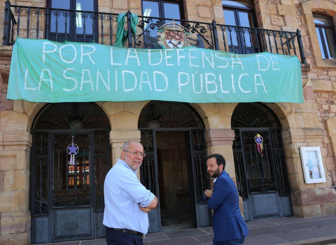 Francisco Igea, líder de C&#039;s en Castilla y León, junto con el alcalde de Barruelo, Cristian Delgado