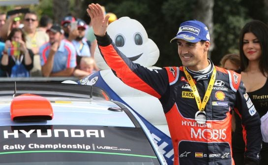 GRA201. SALOU (TARRAGONA), 16/10/2016.- El español Dani Sordo, de Hyundai, celebra su segundo puesto en el Rally RACC Cataluña-Costa Daurada, undécima cita del campeonato mundial. EFE/Jaume Sellart