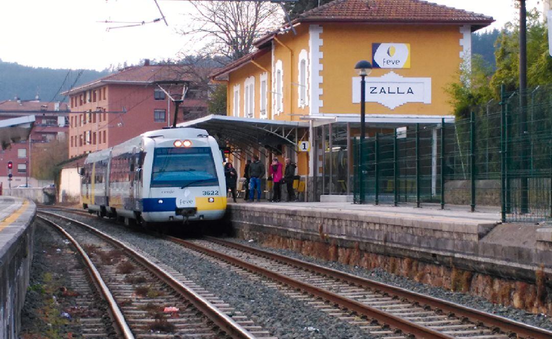 La frecuencia se ha reducido entre Karrantza y Bilbao de manera que solo hay diariamente un tren de ida y otro de vuelta.