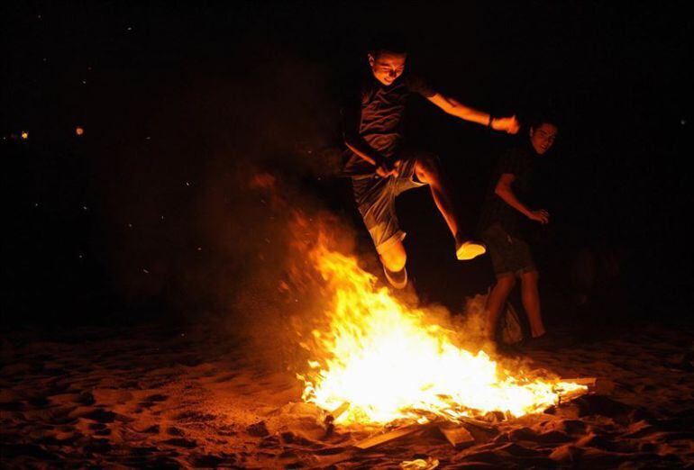 Imagen de una hoguera de Sant Joan