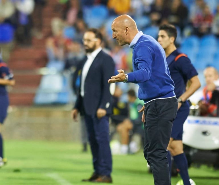 Ranko Popovic dirigiendo al Real Zaragoza en La Romareda frente al Deportivo Alavés