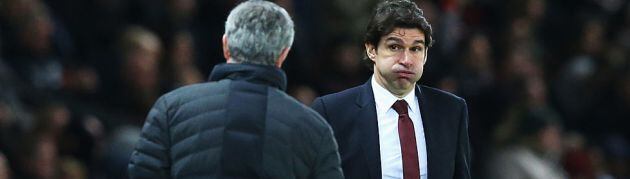 Karanka pone una mueca a Mourinho durante un partido de la Premier League