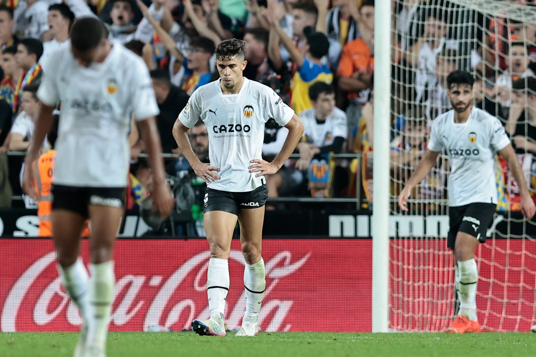VALENCIA, 29/10/2022.- Los jugadores del Valencia CF tras encajar el gol del FC Barcelona, durante el partido de la jornada 12 de LaLiga que Valencia CF y FC Barcelona juegan hoy sábado en Mestalla. EFE/Biel Alino