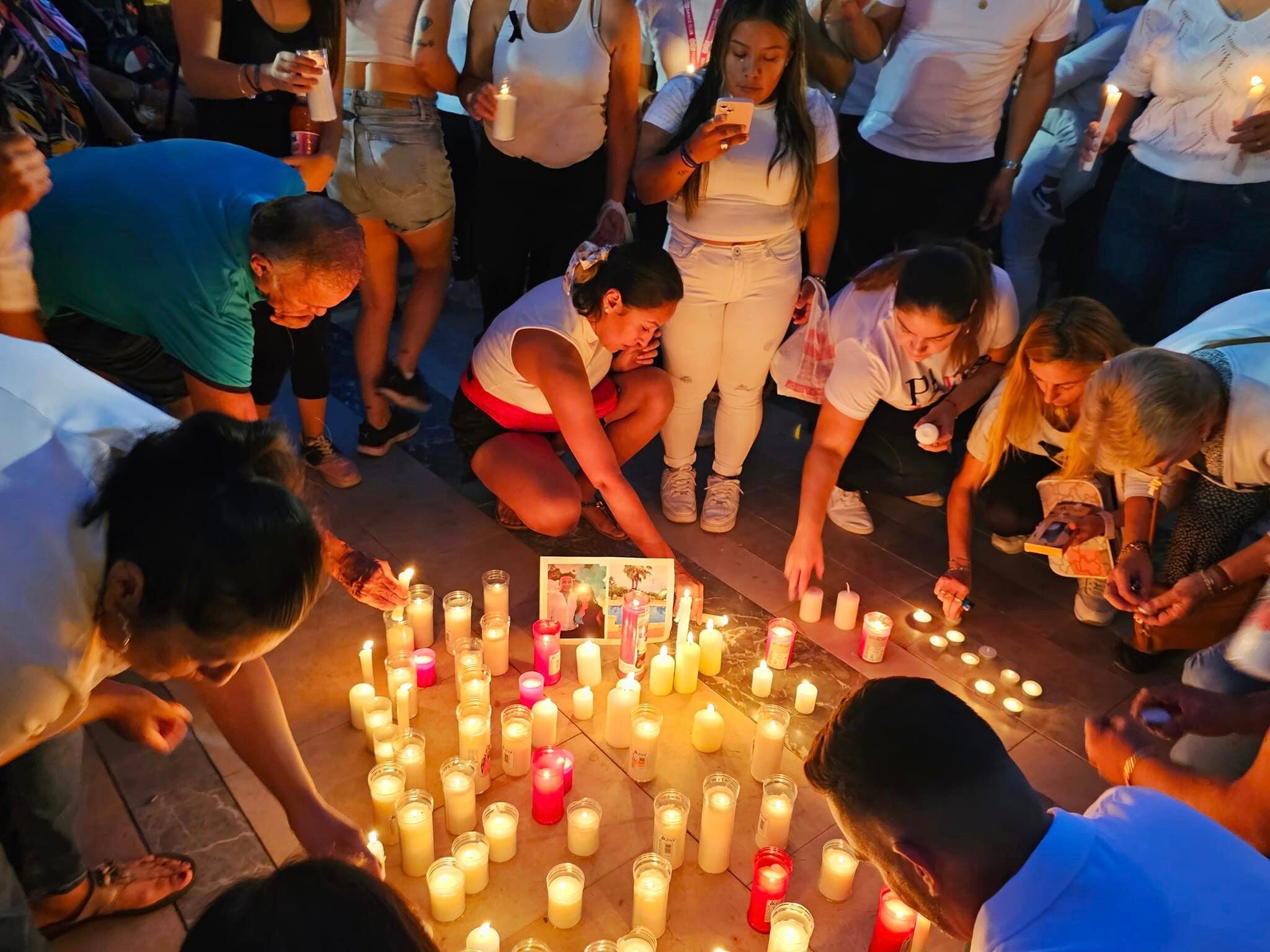 Los vecinos de Caravaca han improvisado un pequeño altar para recordar a sus vecinos fallecidos en el incendio