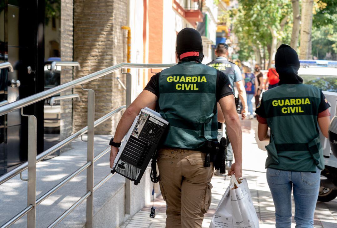 Guardias civiles en una operación en Sevilla