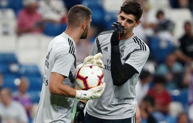 Courtois, durante el calentamiento previo al partido entre el Real Madrid y el Getafe.