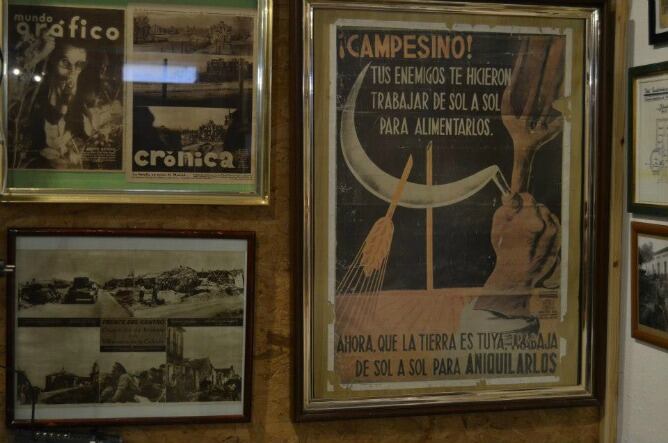 Algunas de las portadas de periódicos que Goyo ha ido comprando en El Rastro.