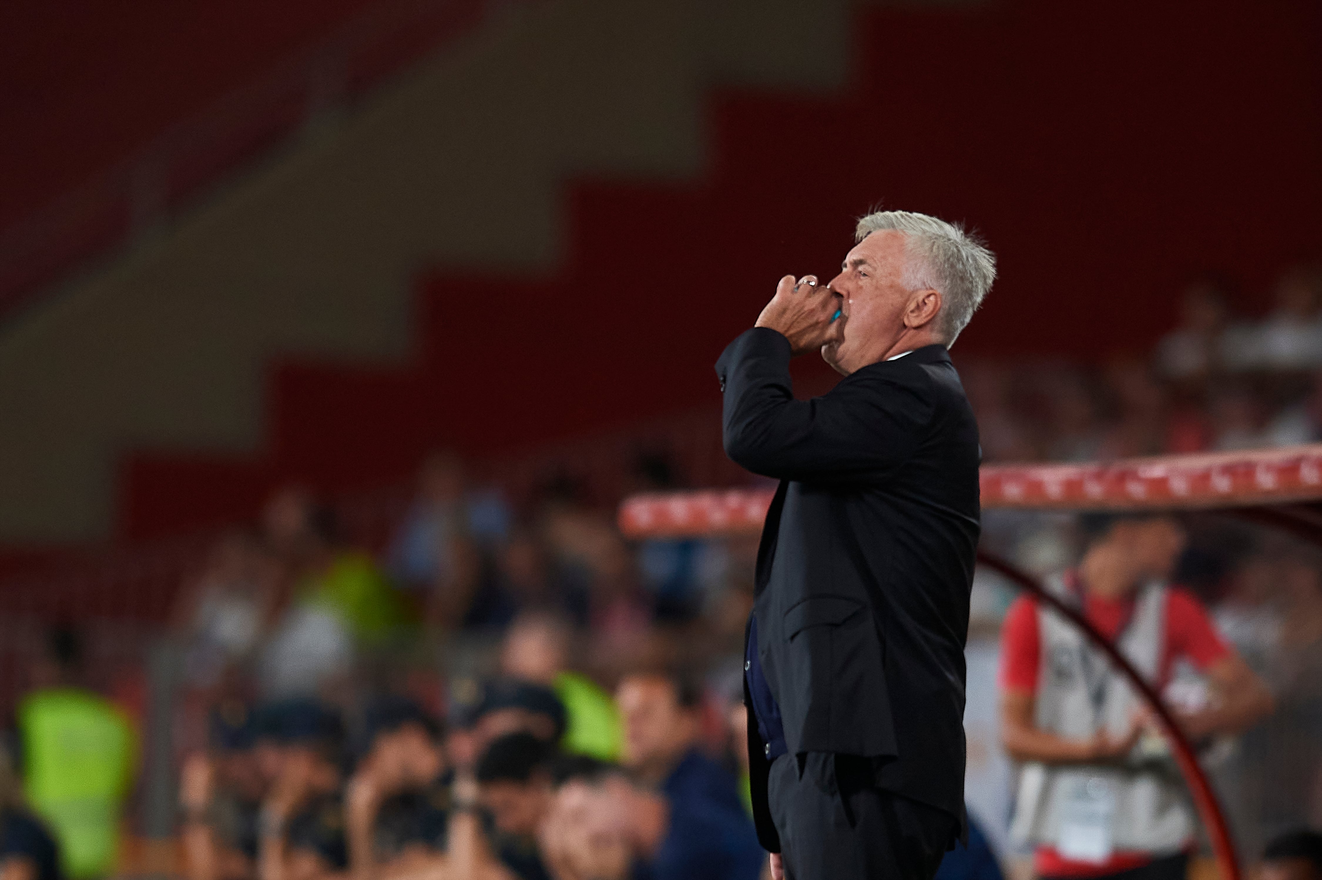 Carlo Ancelotti, con sus famoso chicles, durante el partido de liga en el Power Horse. (Photo by Jose Breton/Pics Action/NurPhoto via Getty Images)