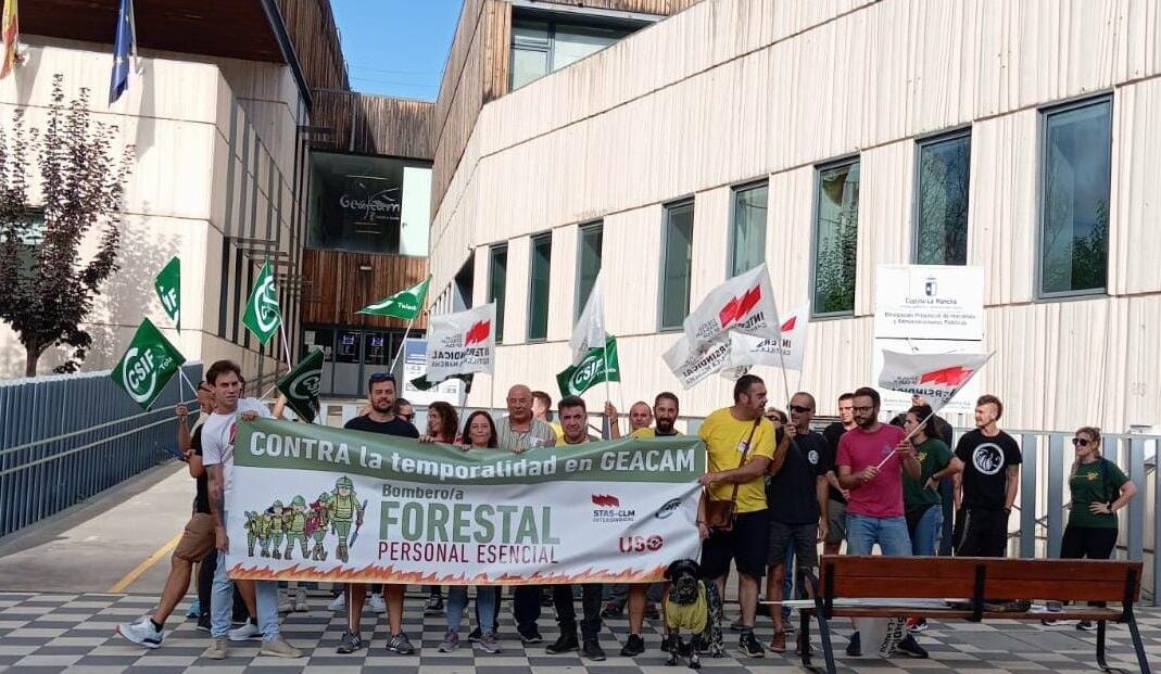 Protesta de varios sindicatos ante la sede de GEACAM en Cuenca