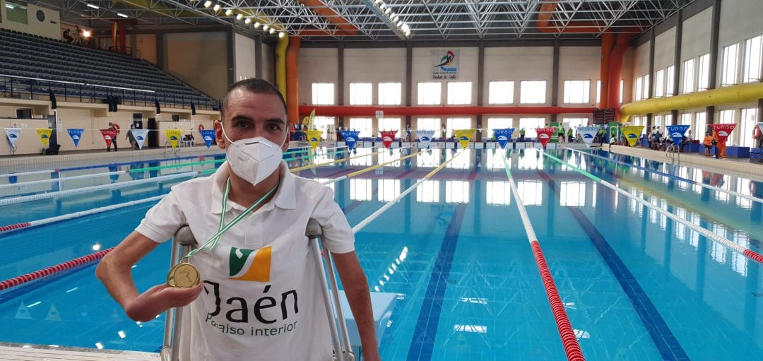 Miguel Ángel Martínez Tajuelo con una de las medallas de oro conseguidas en el XXV Campeonato de Andalucía de natación adaptada.