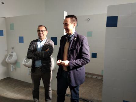 El Concejal Fernando Marcos junto al alcalde Luciano Huerga en las nuevas instalciones de La Rosaleda