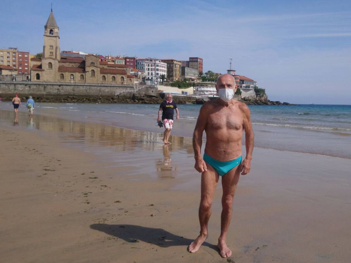 Opiniones dispares de los gijoneses en torno al retraso de la apertura de las playas al baño