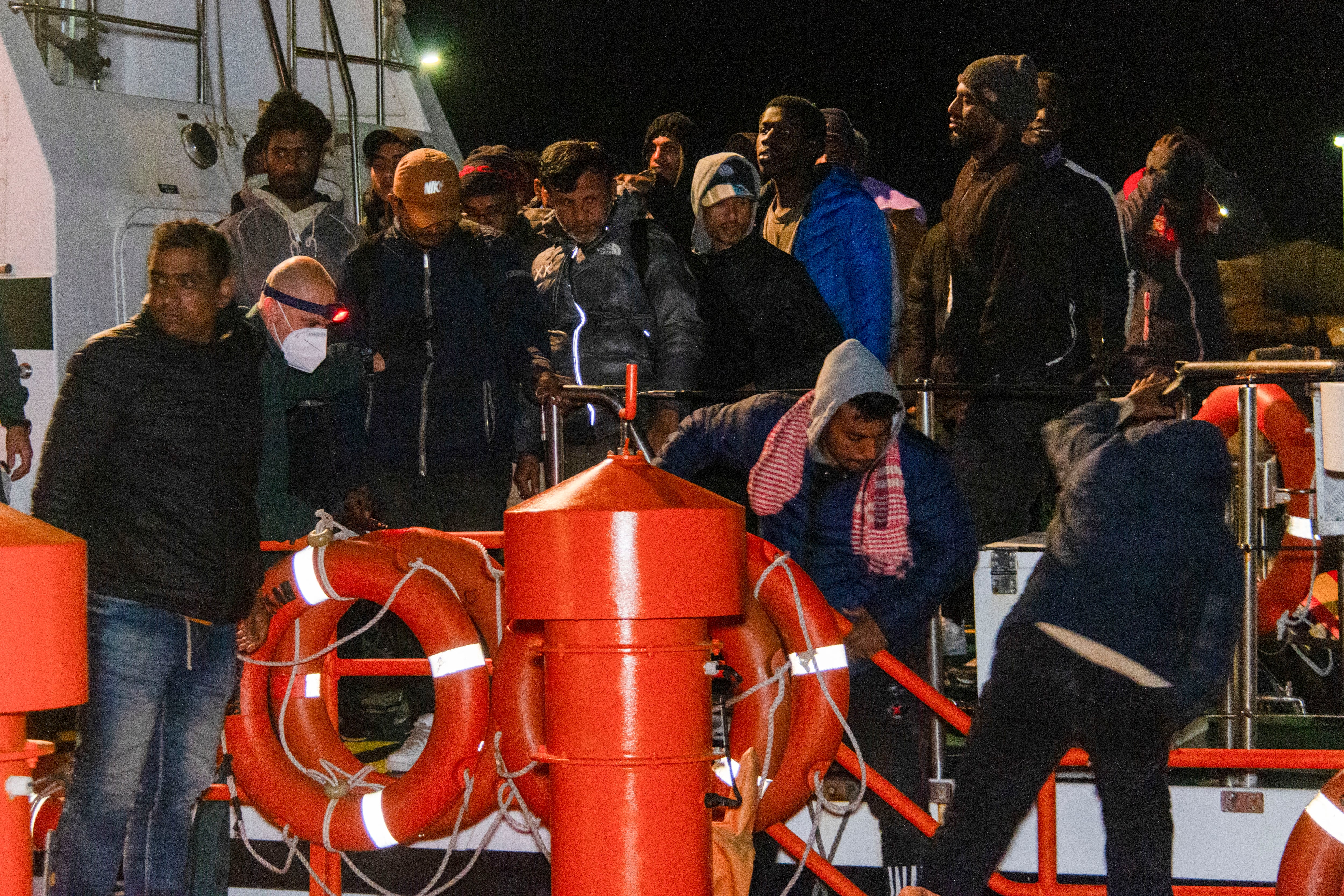 MOTRIL (GRANADA), 16/04/2024.- Agentes del Servicio Marítimo de la Guardia Civil han interceptado en la madrugada de este martes cerca de la costa granadina una neumática en la que viajaban 24 personas todas varones de origen subsahariano y asiático que han sido trasladados al Puerto de Motril (Granada). EFE /Alba Feixas
