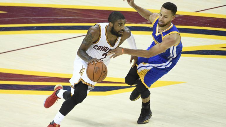 Irving finta a Curry en un momento del cuarto partido de la final de la NBA