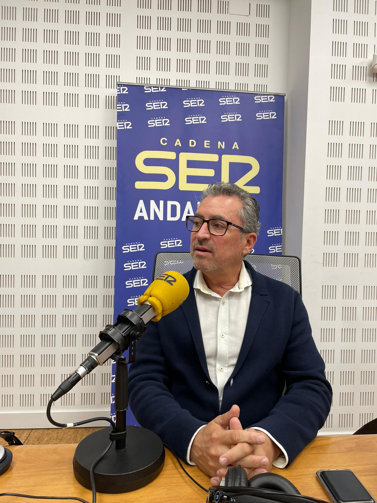 Diego Centella, hermano mayor del Dulce Nombre de Bellavista, en el estudio de Cruz de Guía