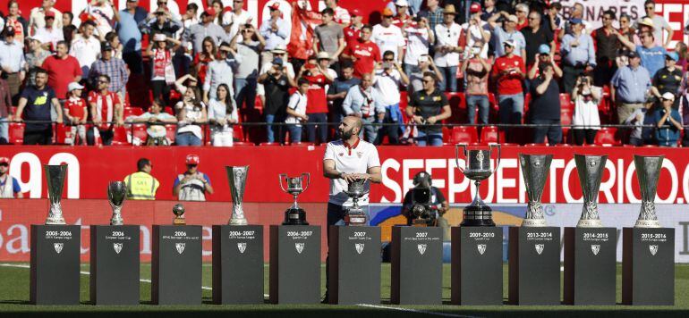 Monchi posó con los trofeos en su homenaje antes del partido