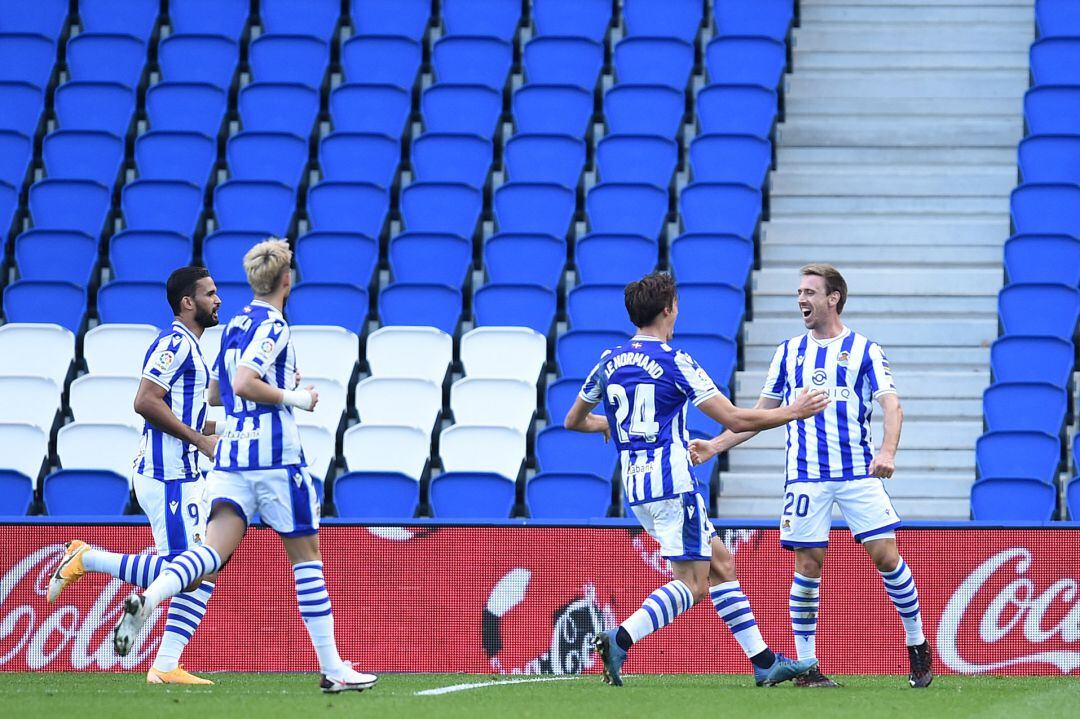 Monreal celebra con sus compañeros el 2-0 contra el Granada