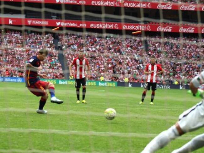 Messi, en el lanzamiento de penalti que atajó Iraizoz.