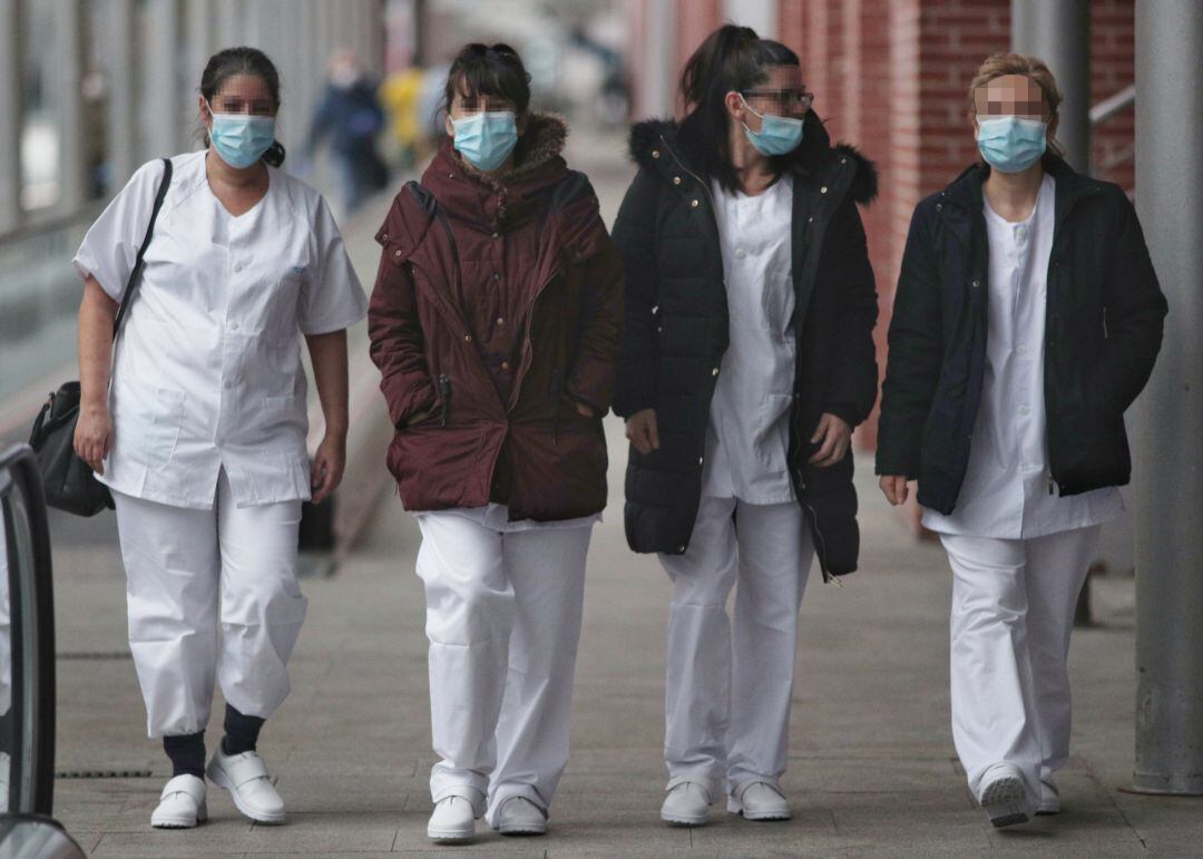 Cuatro trabajadoras sanitarias protegidas con mascarilla acuden a Ifema