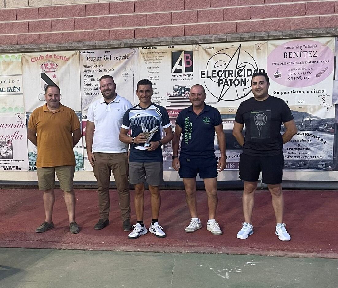 Entrega de trofeo al mejor jugador local absoluto, Vicente Padial