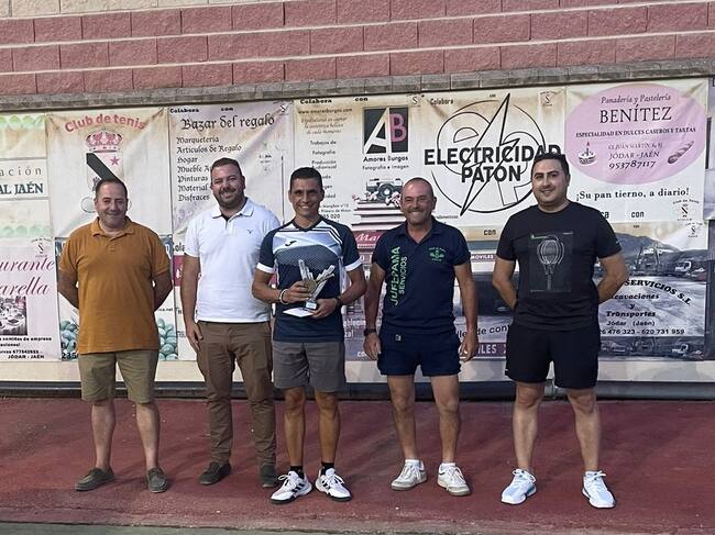 Entrega de trofeo al mejor jugador local absoluto, Vicente Padial