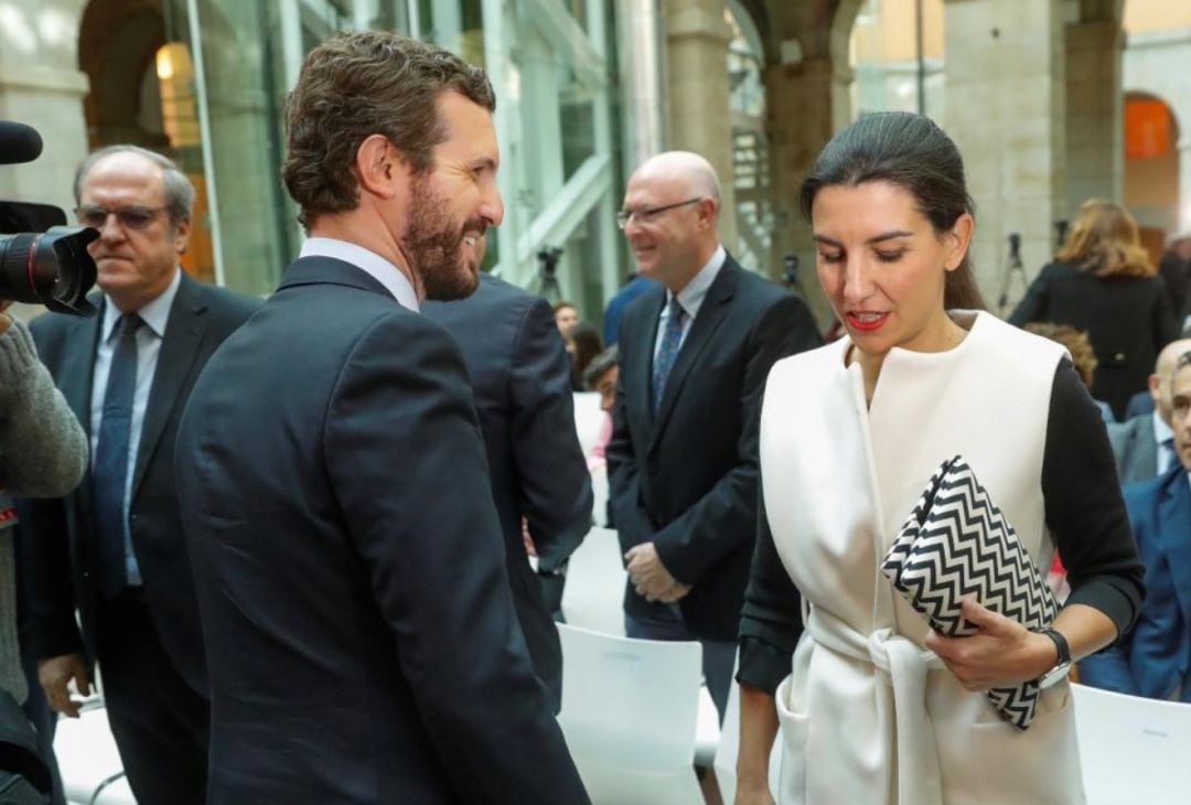 Rocío Monasterio junto a Pablo Casado en el acto institucional del Gobierno madrileño por la eliminación de la violencia contra la mujer