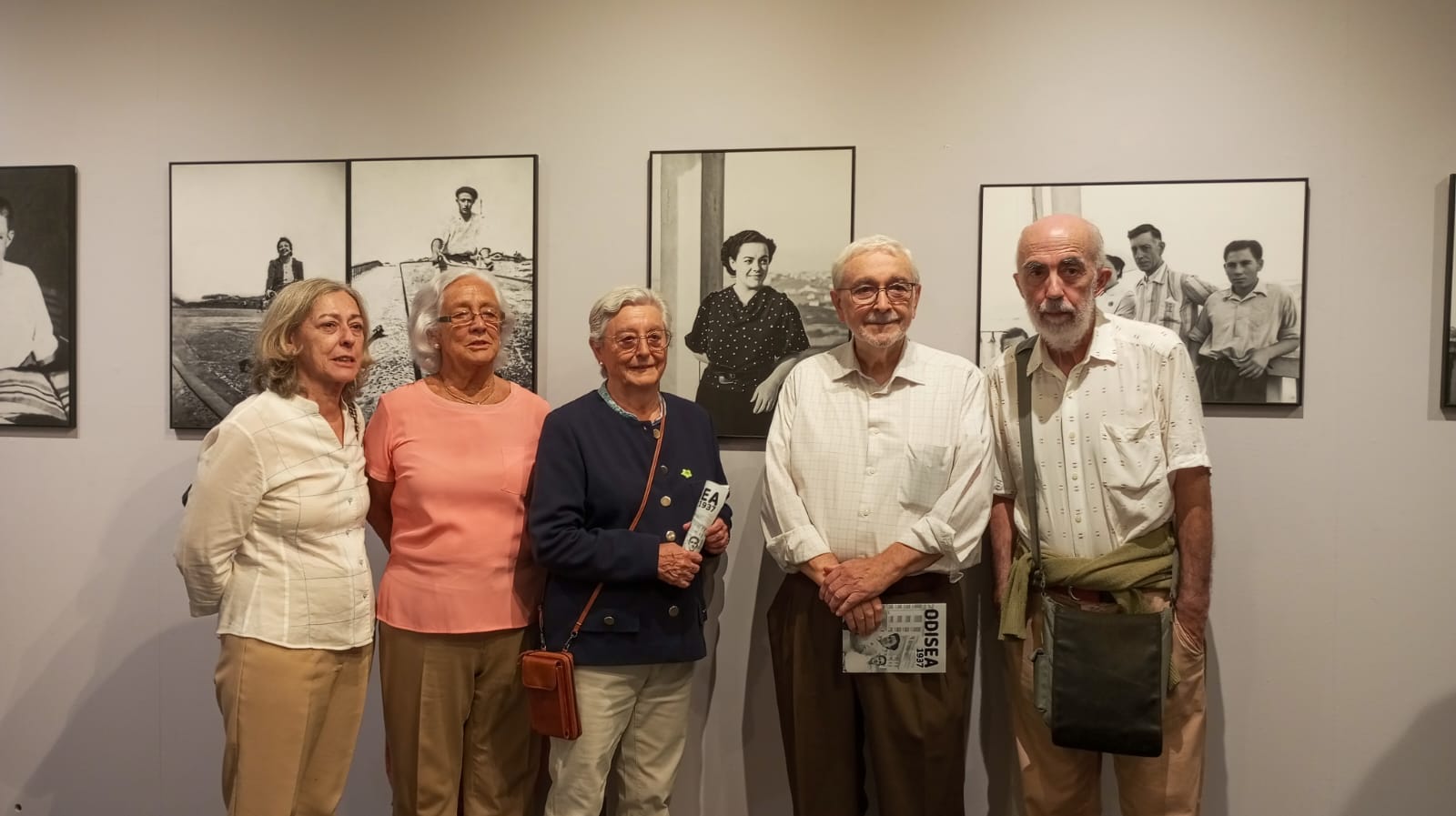 En el centro junto a la foto de su madre Gotzone Arancibi, Gotzone y Alejandro Mezo junto a sus hermanos.