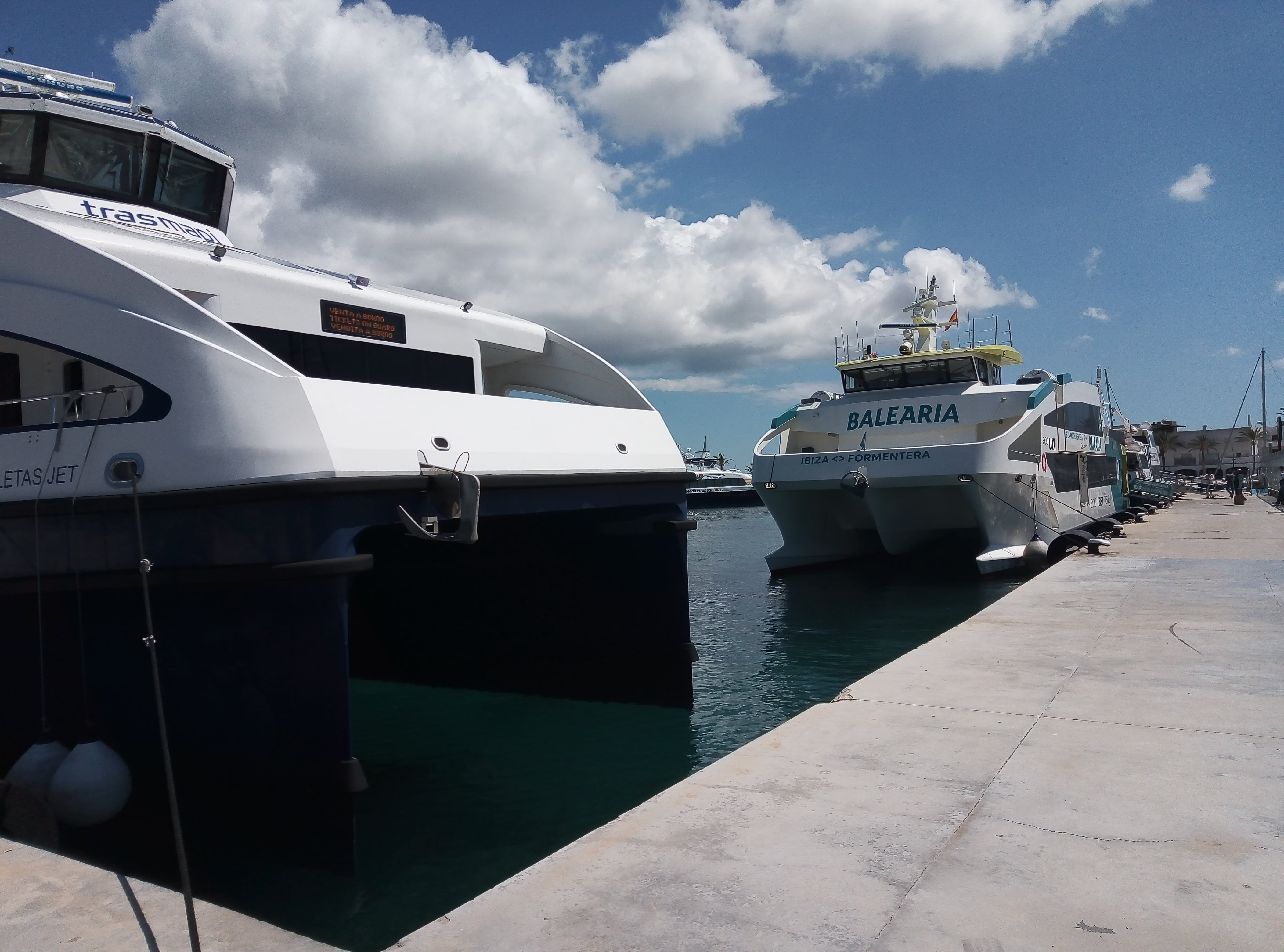 Buques amarrados en el puerto de Ibiza