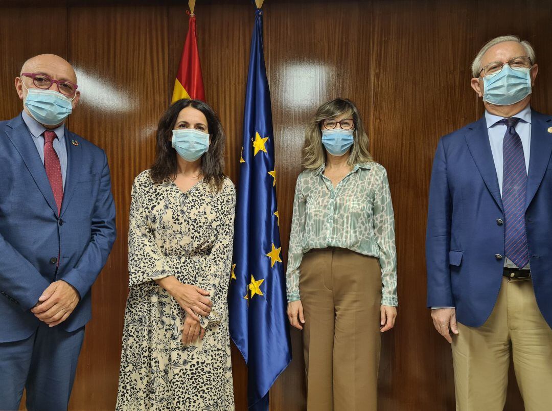La Secretaria de Estado de Sanidad, Silvia Calzón, junto al presidente del Consejo General de Colegios Oficiales de Médicos, Serafín Romero, y a la vicesecretaria general de dicha institución, Rosa Arroyo.