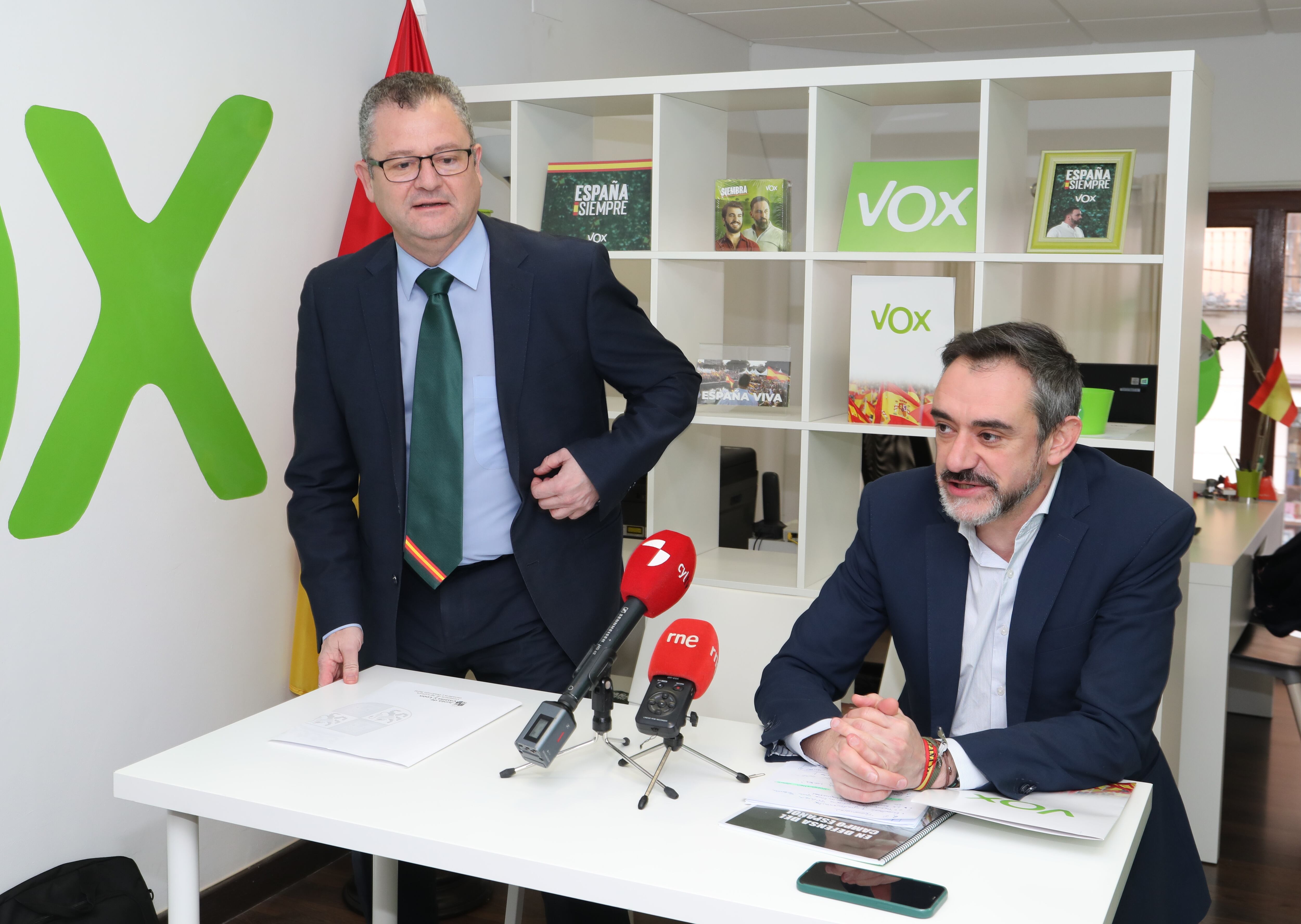 El procurador de Vox por Palencia y Portavoz adjunto del GP Parlamentario Vox en las Cortes de Castilla y León, David Hierro(D); y el miembro del CEP de Vox Palencia, Gerardo Dueñas, valoraran el impacto del Proyecto de Ley de Presupuestos de la Junta de Castilla y León, así como las novedades relativas a inversiones en infraestructuras agrarias para la provincia de Palencia