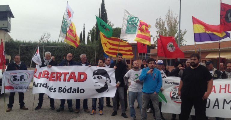 Los manifestantes convocados por el SAT a las puertas de la cárcel de Jaén.