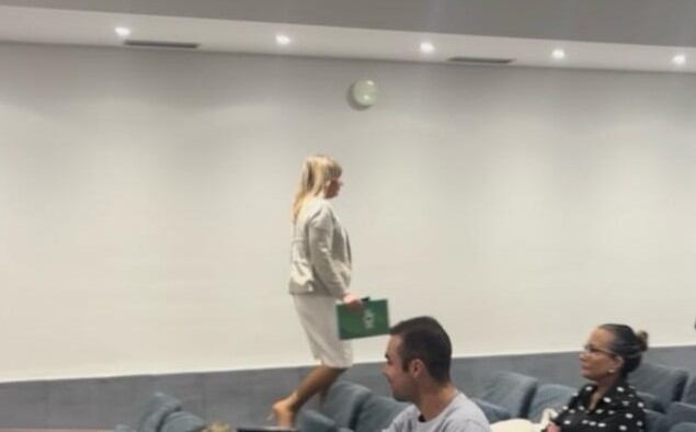 Momento en el que la concejala de VOX abandona el pleno tras ser expulsada