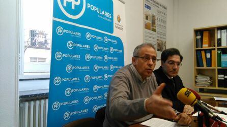 José Antonio Martínez Bermejo y Jesús Enríquez durante una comparecencia de prensa en el Grupo Popular