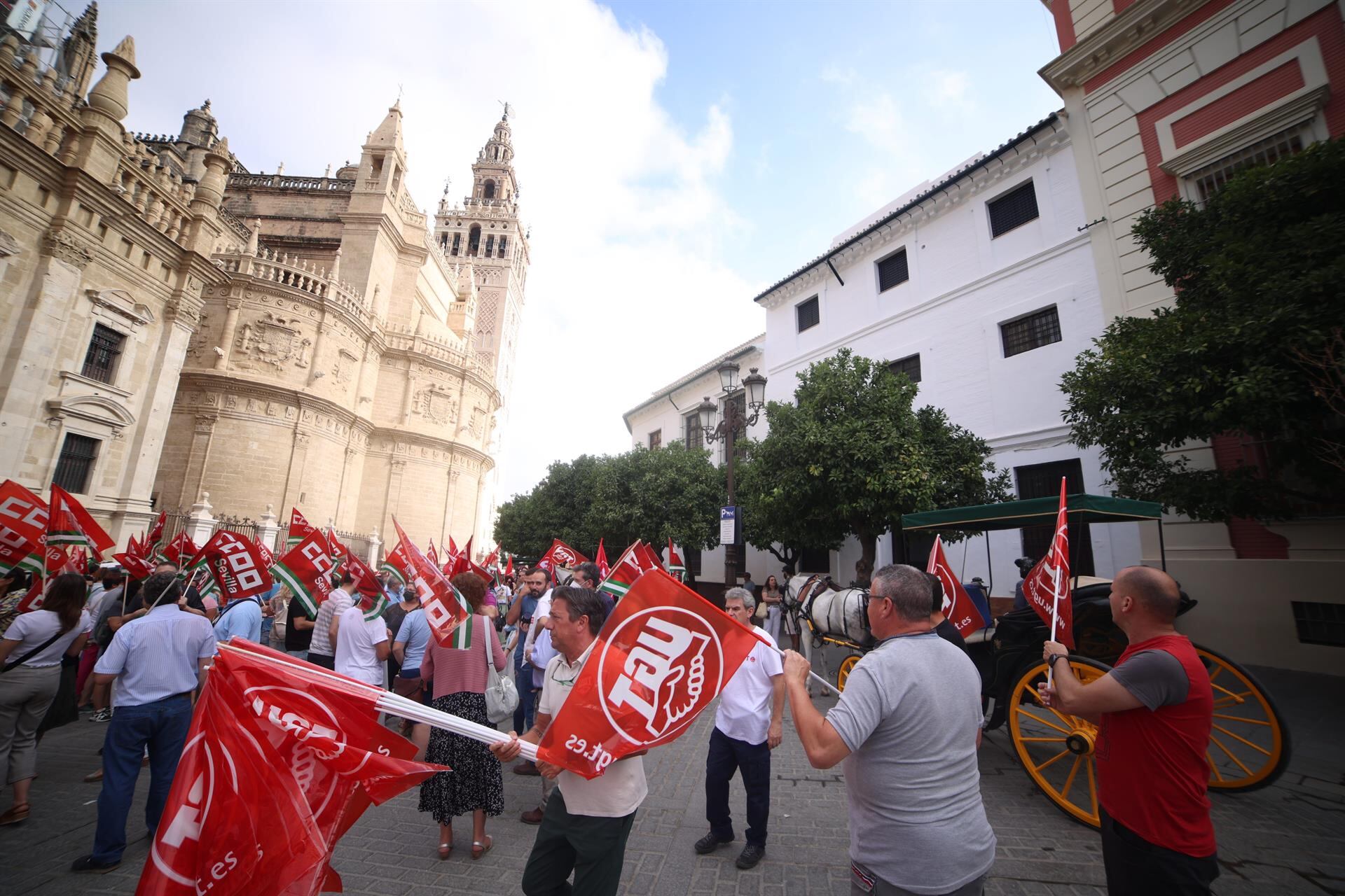Movilización de CCOO y UGT en Sevilla.