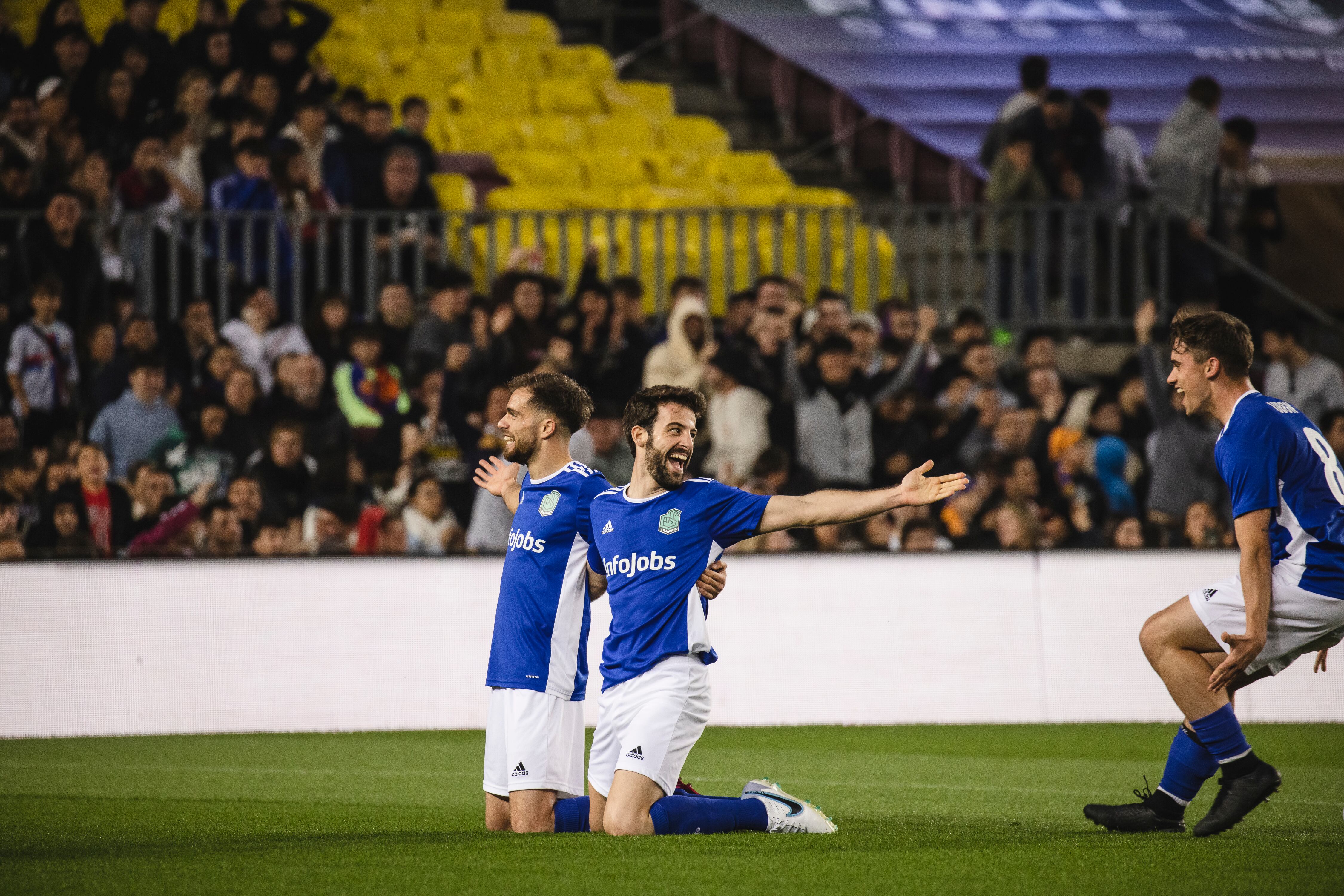 Jugadores de El Barrio celebran un gol durante la Final Four de la Kings League