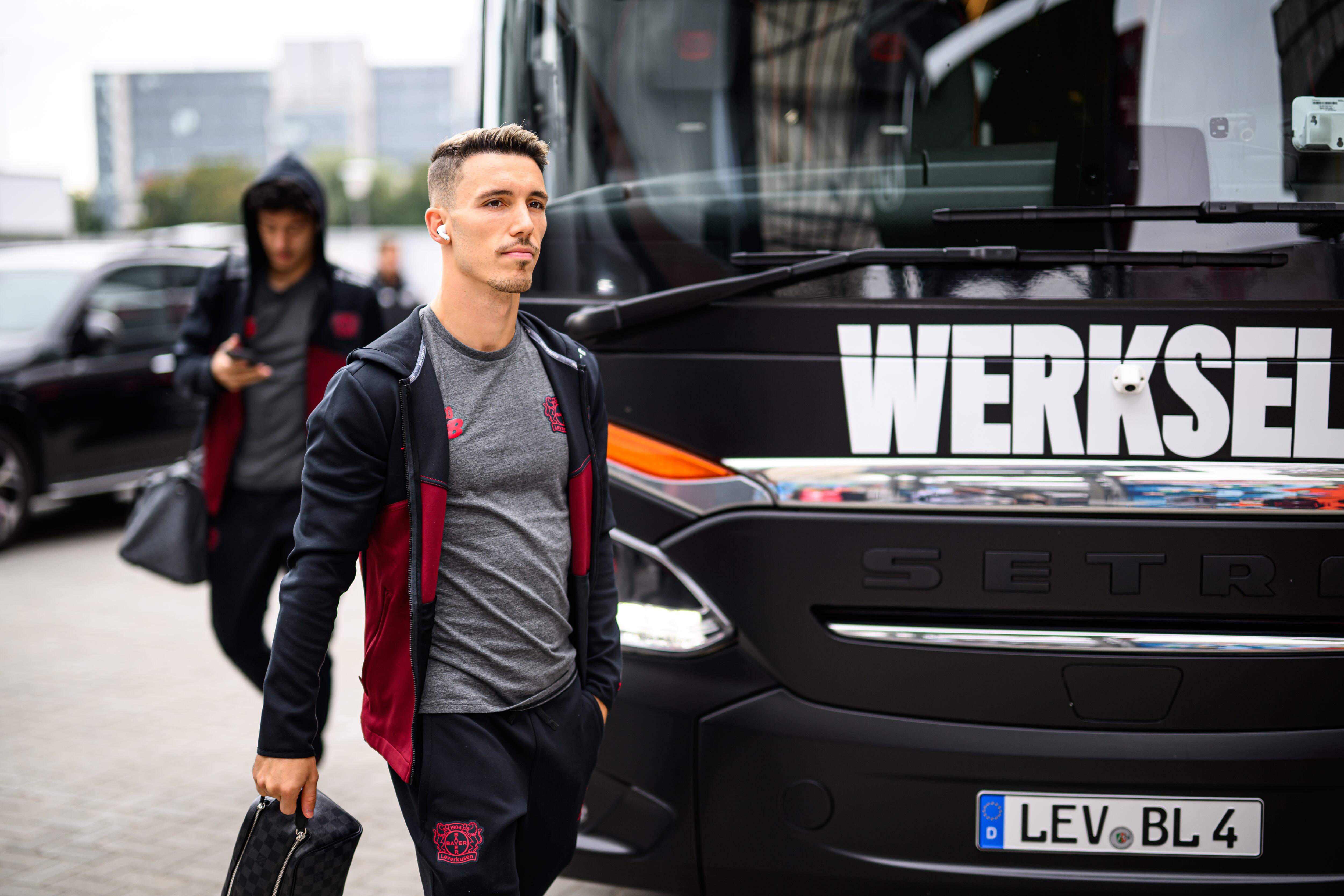 Grimaldo bajando del autobús antes de enfrentarse al FC St. Pauli en Bundesliga
