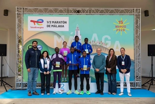 Los ganadores del Medio Maratón de Málaga junto al alcalde Francisco de la Torres y el concejal de deportes Borja Vivas