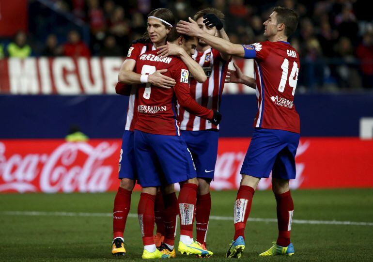 Los jugadores del Atlético celebra el gol de Griezmann ante la Real Sociedad