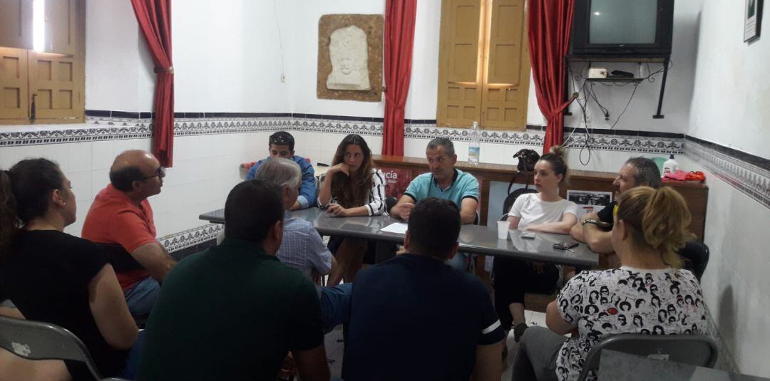 El candidato socialista a la Alcaldía durante una reunión, este martes, con miembros de la candidatura y de la Ejecutiva Municipal