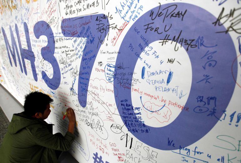  Un hombre escribe un mensaje dedicado para los pasajeros desaparecidos del avión MH370 de Malaysia Airlines, en el Aeropuerto Internacional de Kuala Lumpur, Malasia, 13 de marzo de 2014 (publicada hoy, 29 de mayo de 2018) El plazo fijado por el Gobierno de Malasia para la segunda búsqueda del avión de Malaysia Airlines, desaparecido en 2014 con 239 personas a bordo, concluye hoy tras revisar más de 80.000 kilómetros cuadrados y sin rastro del aparato.  El anterior Ejecutivo malasio, que abandonó del poder tras las elecciones de principios de mes, firmó en enero un contrato con la empresa estadounidense Ocean Infinity para el rastreo de la zona del océano Índico donde los expertos creen que se estrelló el avión. 