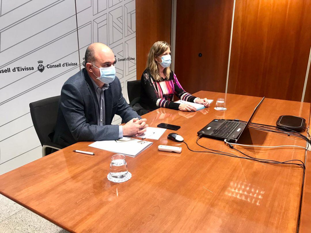 Imagen de archivo del presidente del Consell de Ibiza durante una visita de la consellera balear de Salut