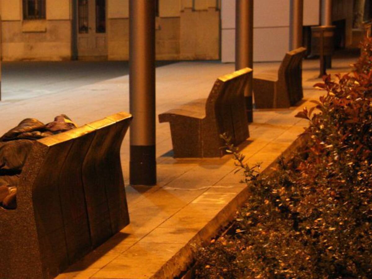 Seis menores agreden a un sin techo en Barcelona