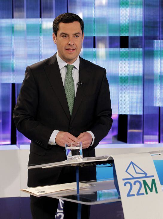 El candidato popular a la presidencia de la Junta de Andalucía, Juanma Moreno, momentos antes de comenzar el debate electoral