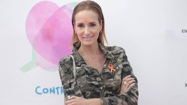 Sandra Ibarra sopla las velas con Radio Salamanca